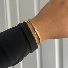 Load image into Gallery viewer, ‘HEART SOLITAIRE’ 18K GOLD PLATED STAINLESS STEEL BANGLE