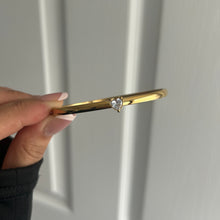 Load image into Gallery viewer, ‘HEART SOLITAIRE’ 18K GOLD PLATED STAINLESS STEEL BANGLE