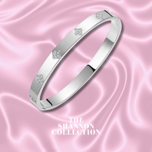 Load image into Gallery viewer, ‘MULTI DAINTY CLOVER’ STAINLESS STEEL BANGLE BRACELET
