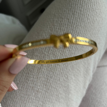 Load image into Gallery viewer, 'LITTLE BOW’ 18K GOLD PLATED STAINLESS STEEL BANGLE
